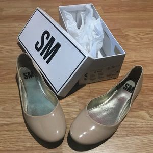 Glossy nude flats with gold interior